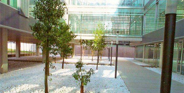 Azulejera Cerámica Cordobesa S.L. piedra de canto rodado para decorar terraza o jardín