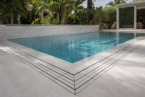 Azulejera Cerámica Cordobesa S.L. porcelánicos para piscinas modernas bordes desbordantes