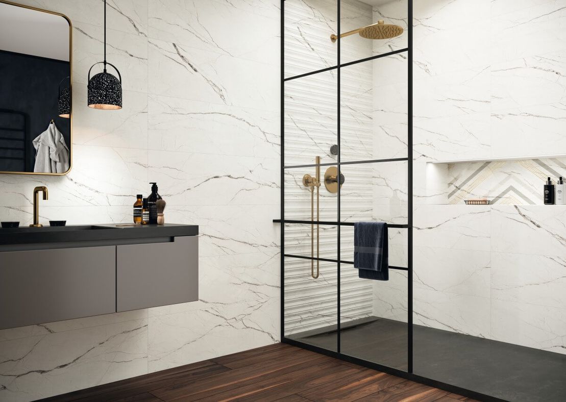 Azulejera Cerámica Cordobesa S.L. REVESTIMIENTO: Azulejo 31,5X100 cm Volterra Blanco, Arezzo Blanco, Siena Blanco. PAVIMENTO: Porcelánico 26x160 cm Fusta Nogal